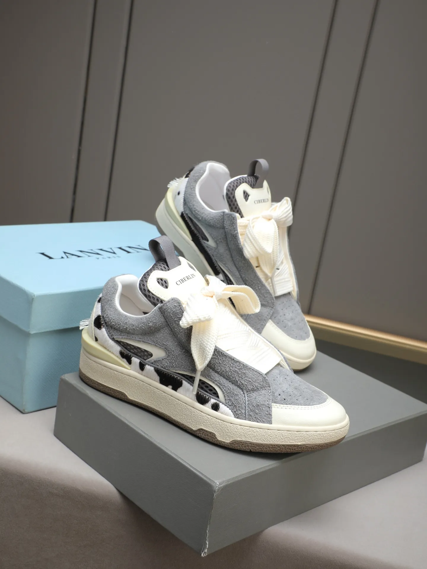 Men's shoes 💰640 [LANVIN] The latest fashionable item! High quality CLAY series‼ ️ The latest trendy products of the season 🌈Many bloggers have planted grass and purchased the original open-mold customization. The upper and outsole are sewn with mark threads without edge sealing. Multiple material splicing combination design. Very versatile for fashionable and casual wear. Comfortable on the feet. Self-recommended. Upper cowhide + cow suede + breathable mesh lining. Foot-padding cowhide. Exclusive original open-mold clear logo rubber outsole ⚠️38-44 (customized for 45)